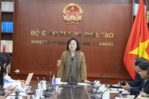 Thứ trưởng Bộ GD&ĐT Ngô Thị Minh phát biểu và chủ trì cuộc làm việc.