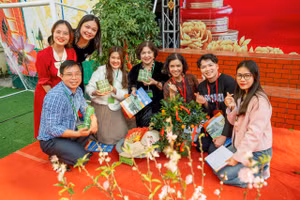 Cuộc thi gói bánh chưng Tết được tổ chức để chào Xuân 2024.