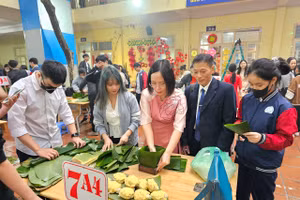 Học sinh được thầy cô hướng dẫn các bước để gói bánh chưng.