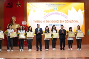 Lãnh đạo tỉnh Nam Định khen thưởng và động viên tinh thần cho các em học sinh xuất sắc tham dự kỳ thi HSG quốc gia năm học 2023-2024. 