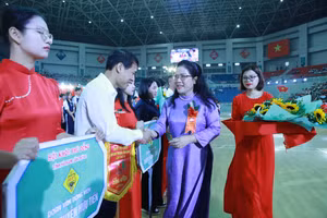 Thứ trưởng Bộ GD&ĐT Nguyễn Thị Kim Chi tặng hoa chúc mừng các đoàn tham dự Hội khỏe Phù Đổng tỉnh Hà Nam lần thứ VII năm 2024. 