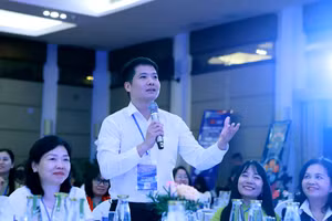 Thầy Đào Chí Mạnh, Hiệu trưởng Trường Tiểu học Hội Hợp B (TP Vĩnh Yên, Vĩnh Phúc) trao đổi ý kiến tại Hội thảo.