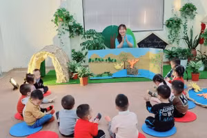 Cô Chử Thị Thu Uyên trong một hoạt động học trên lớp cùng các bé.