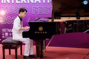 Dù bị teo cơ vận động ở tay và chân phải nhưng nam sinh Nguyễn Bùi Bảo Khôi luôn nỗ lực hết sức để "cháy" cùng đam mê âm nhạc của mình. Ảnh: NVCC.