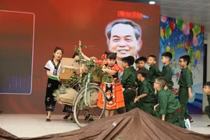 Hoạt cảnh của học sinh khối 3 Trường Tiểu học Đống Đa về những chiếc xe đạp thồ phục vụ chiến dịch Điện Biên Phủ năm 1954.