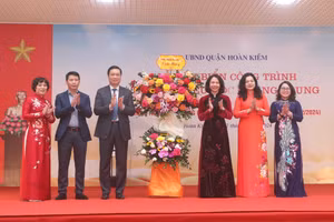 Lãnh đạo Thành phố Hà Nội và quận Hoàn Kiếm tặng hoa chúc mừng nhà trường.