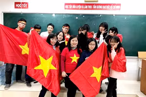 Cô Lê Ngọc Quỳnh bên các em học sinh thân yêu.