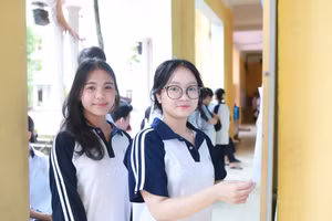 Thí sinh tham dự kỳ thi tốt nghiệp THPT năm 2024 tại điểm thi Trường THPT Trần Hưng Đạo, TP Nam Định (Nam Định). Ảnh: Đình Tuệ.