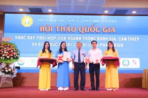 GS.TS Nguyễn Ngọc Phú - Phó Chủ tịch, Tổng Thư ký Hội Khoa học Tâm lý - Giáo dục Việt Nam tặng quà tri ân hai nhà tài trợ kim cương cho hội thảo.