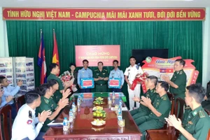 Đại tá Nguyễn Xuân Toàn tặng quà chúc mừng học viên Campuchia.