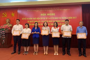 Đồng chí Nguyễn Thị Là trao khen thưởng cho 6 tập thể thực hiện tốt Chỉ thị 14-CT/TU.