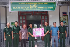 Đại diện lãnh đạo Hải đội 2 tặng quà cho gia đình Thiếu tá Phạm Thế Long.