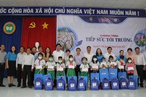 500 phần quà và hơn 100 suất học bổng đến với học sinh nghèo huyện Cờ Đỏ