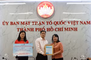 Bà Trần Kim Yến tiếp nhận ủng hộ và trao cảm ơn đến đơn vị đồng hành.