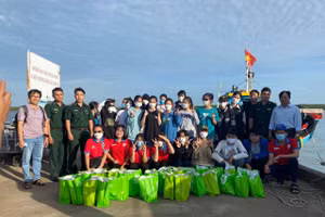 Lực lượng Biên phòng tặng quà cho thí sinh trước khi lên đò.