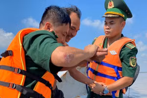 Lực lượng cứu hộ đã đưa các thuyền viên trên phương tiện bị chìm vào bờ an toàn.