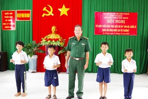 Đại tá Phạm Văn Phong trao học bổng “Cán bộ, chiến sĩ quân đội nâng bước em tới trường”.