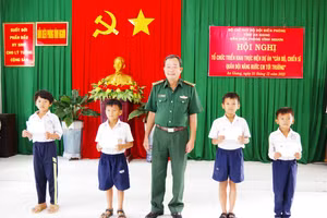 Đại tá Phạm Văn Phong trao học bổng “Cán bộ, chiến sĩ quân đội nâng bước em tới trường”.