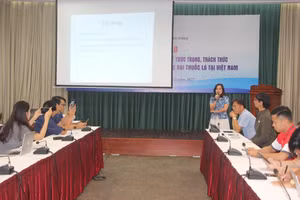 Bà Nguyễn Thị Thu Hương chia sẻ tại hội thảo.