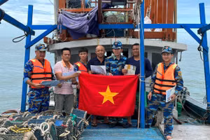 Cán bộ Biên đội II/22, tặng cờ Tổ quốc cho bà con ngư dân.