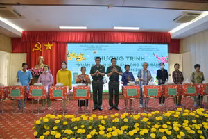 Lãnh đạo Bộ chỉ huy BĐBP Kiên Giang tặng quà cho người dân.