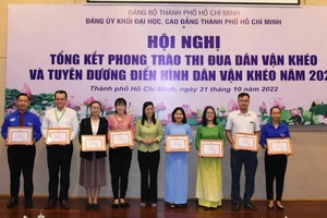 Bà Nguyễn Thị Là tặng Giấy khen cho các điển hình “Dân vận khéo”.