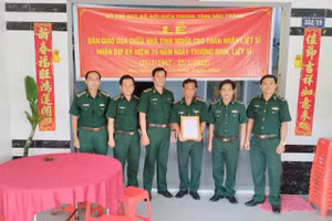 Bộ đội Biên phòng tỉnh Sóc Trăng trao quyết định hỗ trợ kinh phí sửa chữa "Nhà tình nghĩa" cho gia đình Thiếu tá Quang. Ảnh: Văn Long.
