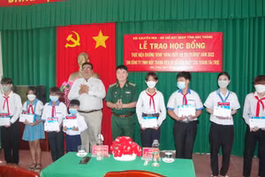 Hội khuyến học và Bộ đội Biên phòng Sóc Trăng trao học bổng cho học sinh có hoàn cảnh khó khăn.