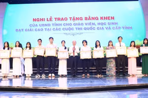 Ông Nguyễn Xuân Trường, Giám đốc Trung tâm phát triển GD-ĐT phía Nam Bộ GD-ĐT trao khen thưởng cho các học sinh giỏi quốc gia năm học 2021-2022.