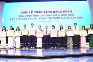 Ông Nguyễn Xuân Trường, Giám đốc Trung tâm phát triển GD-ĐT phía Nam Bộ GD-ĐT trao khen thưởng cho các học sinh giỏi quốc gia năm học 2021-2022.