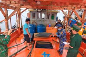 Lực lượng bIên phòng tiến hành kiểm tra các phương tiện.