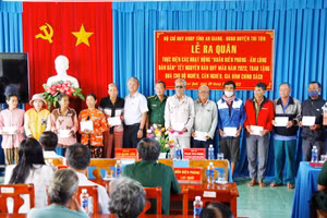 Lãnh đạo Bộ chỉ huy Bộ đội Biên phòng An Giang và chính quyền đại phương tặng quà cho người dân.