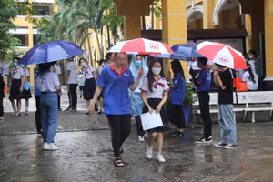 Trong buổi làm thủ tục dự thi tại TPHCM, trời đổ mưa lớn.