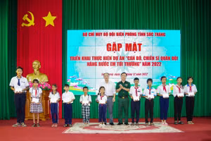 Tặng quà và trao kinh phí hỗ trợ cho 11 em học sinh trên địa bàn khu vực biên giới biển. 