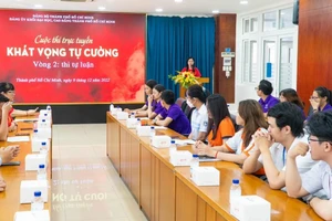 Đồng chí Nguyễn Thị Là, Phó Bí thư Thường trực Đảng ủy Khối Đại học, Cao đẳng TPHCM phát biểu chúc mừng các thí sinh vào vòng 2.