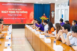 Đồng chí Nguyễn Thị Là, Phó Bí thư Thường trực Đảng ủy Khối Đại học, Cao đẳng TPHCM phát biểu chúc mừng các thí sinh vào vòng 2.
