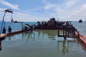 Phương tiện vận chuyển cát không rõ nguồn gốc bị lực lượng Biên phòng tạm giữ. Ảnh; Quang Anh.