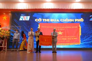 Tập thể nhà trường vinh dự nhận được cờ thi đua của Chính phủ.