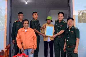Lãnh đạo Phòng chính trị BĐBP TPHCM trao tặng nhà đồng đội cho gia đình Thiếu uý K’ Lộc.