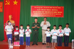 Đại diện lãnh đạo BĐBP tỉnh và Hội khuyến học tỉnh Sóc Trăng trao học bổng cho các em học sinh.