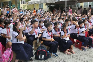 Học sinh tiểu học TPHCM trong ngày tựu trường.