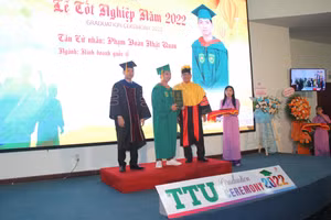 Tân cử nhân TTU nhận bằng tốt nghiệp