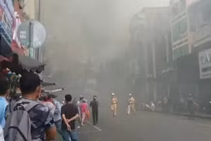 Lực lượng chức năng nhanh chóng có mặt và khống chế đám cháy.