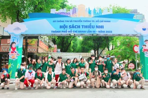 Học sinh Trường THPT Trần Nhân Tông tham gia chuyến City Tour-một ngày khám phá TPHCM.