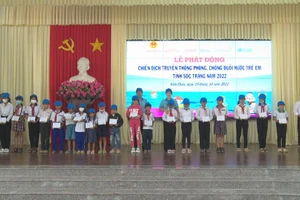 Các đơn vị tặng quà cho các học sinh nghèo trên địa bàn.