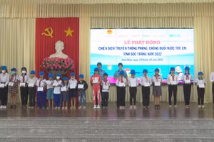 Các đơn vị tặng quà cho các học sinh nghèo trên địa bàn.