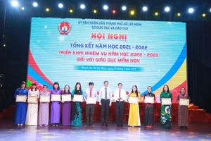 Ông Lê Hoài Nam, Phó Giám đốc Sở GD&ĐT TPHCM và ông Võ Phi Rạng Đông Trưởng ban tổ chức Đảng uỷ Sở GD&ĐT TP trao giấy khen cho các tập thể.