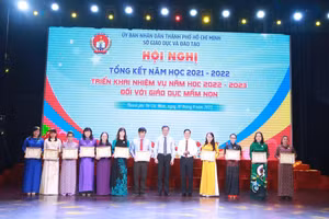 Ông Lê Hoài Nam, Phó Giám đốc Sở GD&ĐT TPHCM và ông Võ Phi Rạng Đông Trưởng ban tổ chức Đảng uỷ Sở GD&ĐT TP trao giấy khen cho các tập thể.