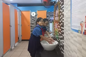 Trường tiểu học Hoà Bình (quận 1, TPHCM) luôn chú trọng đến công tác tu bổ, sửa chữa nhà vệ sinh sạch, đẹp.