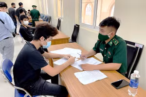 BĐBP An Giang phối hợp các lực lượng chức năng tiến hành khai báo y tế và các thủ tục pháp lý, hành chính ban đầu cho các công dân.